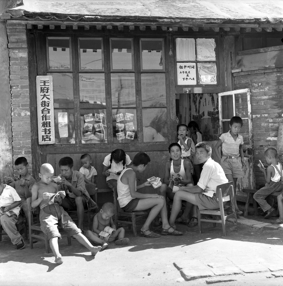 Children read lianhuanhua outside the ‘Rental books library of Wang Fu street’, Beijing, 2 September 1966. AFP/Getty Images. Children read lianhuanhua outside the ‘Rental books library of Wang Fu street’, Beijing, 2 September 1966. AFP/Getty Images.