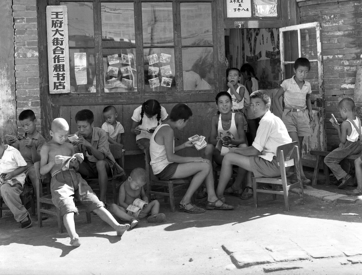 Children read lianhuanhua outside the ‘Rental books library of Wang Fu street’, Beijing, 2 September 1966. AFP/Getty Images.