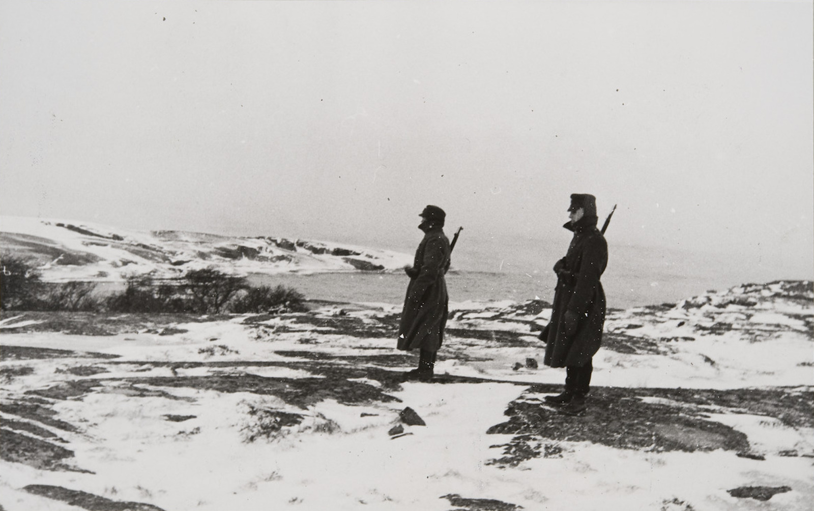 Finnish soldiers stand guard during the Winter War, c. 1939-1940. Finnish Heritage Agency (CC BY 4.0). Finnish soldiers stand guard during the Winter War, c. 1939-1940. Finnish Heritage Agency (CC BY 4.0).