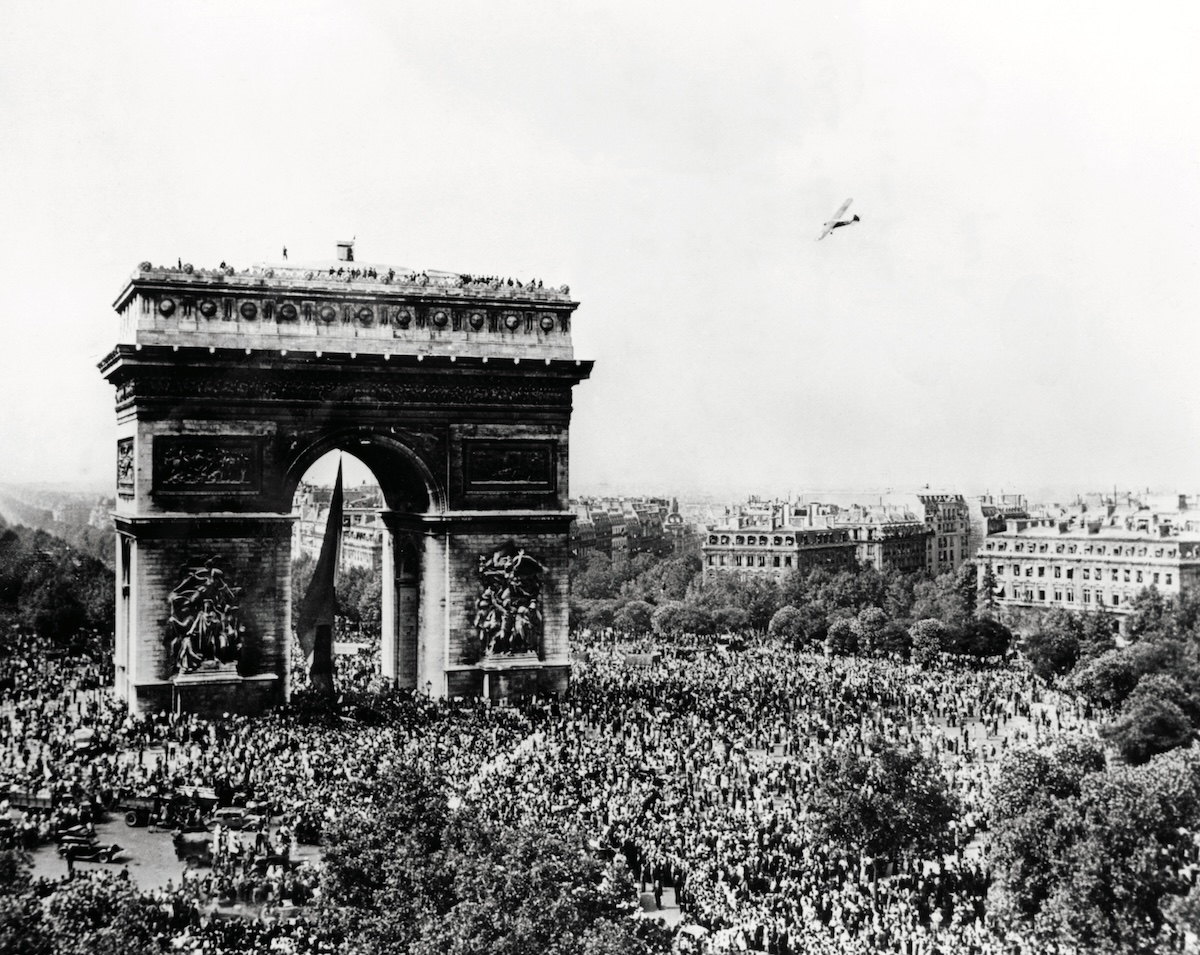 Crowds gathered at the Arc de Triomphe celebrating the liberation of Paris, 26 August 1944. Heritage Images/Topfoto. Crowds gathered at the Arc de Triomphe celebrating the liberation of Paris, 26 August 1944. Heritage Images/Topfoto.