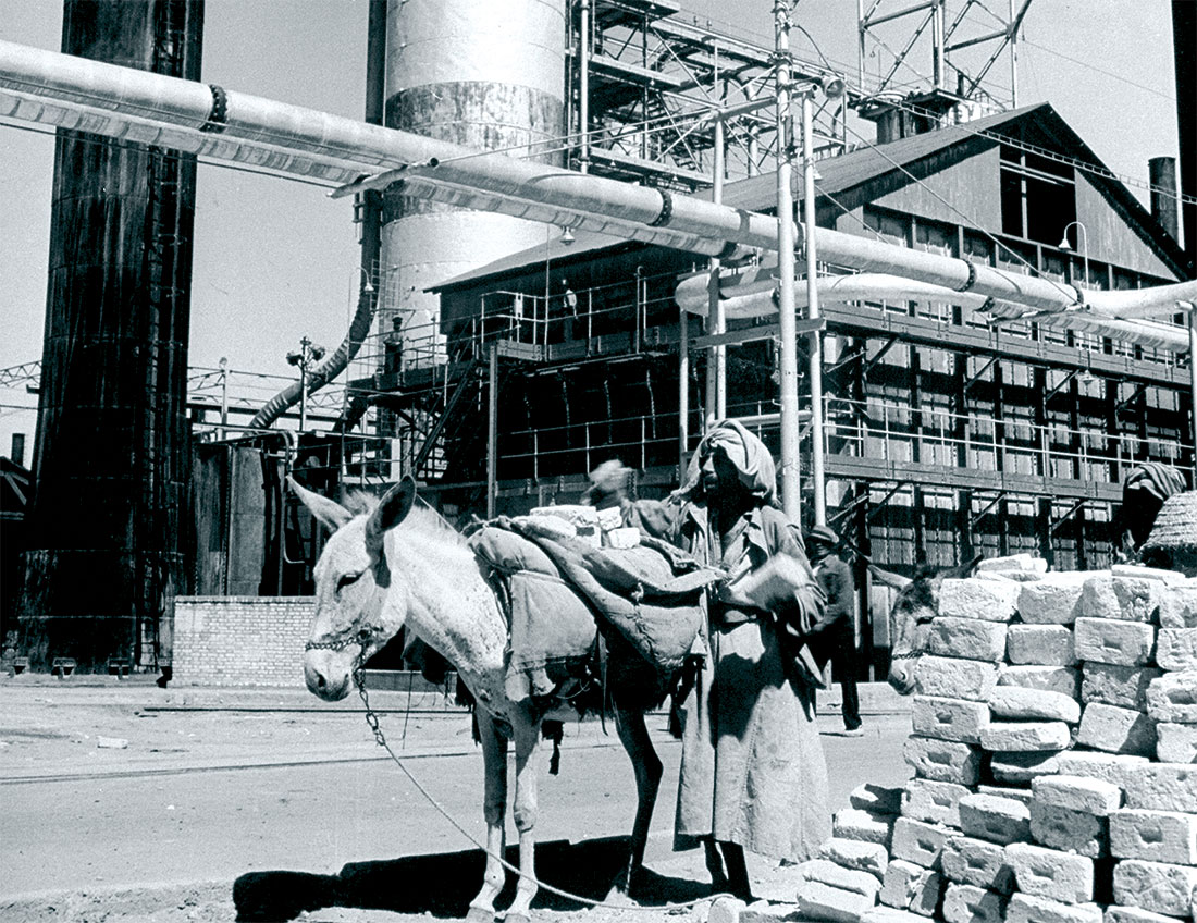 The Anglo-Iranian Oil Company refinery, Abadan, 1945. © Dmitri Kessel/LIFE/Getty Images.