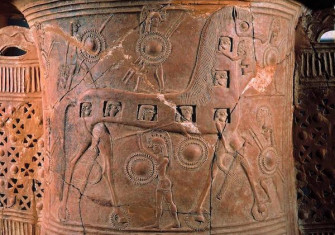 The Trojan Horse on the Mykonos Vase, c.675 BC. akg-images.