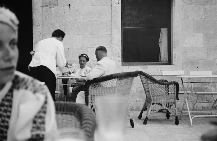 Wallis Simpson and Edward VIII at a cafe in Dubrovnik, by Franz Grasser, August 1936. Deutsche Fotothek. Public Domain.