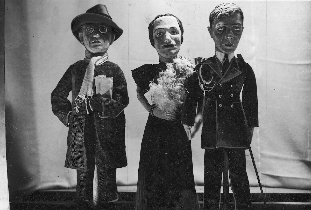 Puppets of Edward VIII and Wallis Simpson from a satirical nativity scene, Krakow, 1937. Narodowe Archiwum Cyfrowe. Public Domain. Puppets of Edward VIII and Wallis Simpson from a satirical nativity scene, Krakow, 1937. Narodowe Archiwum Cyfrowe. Public Domain.